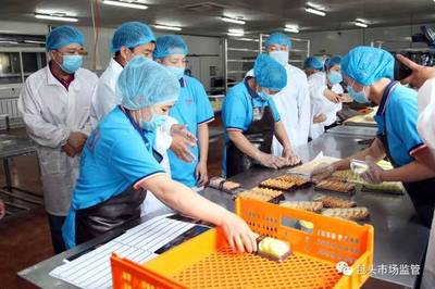 包头市多区联动严查食品安全，过期食品冻品被集中查获